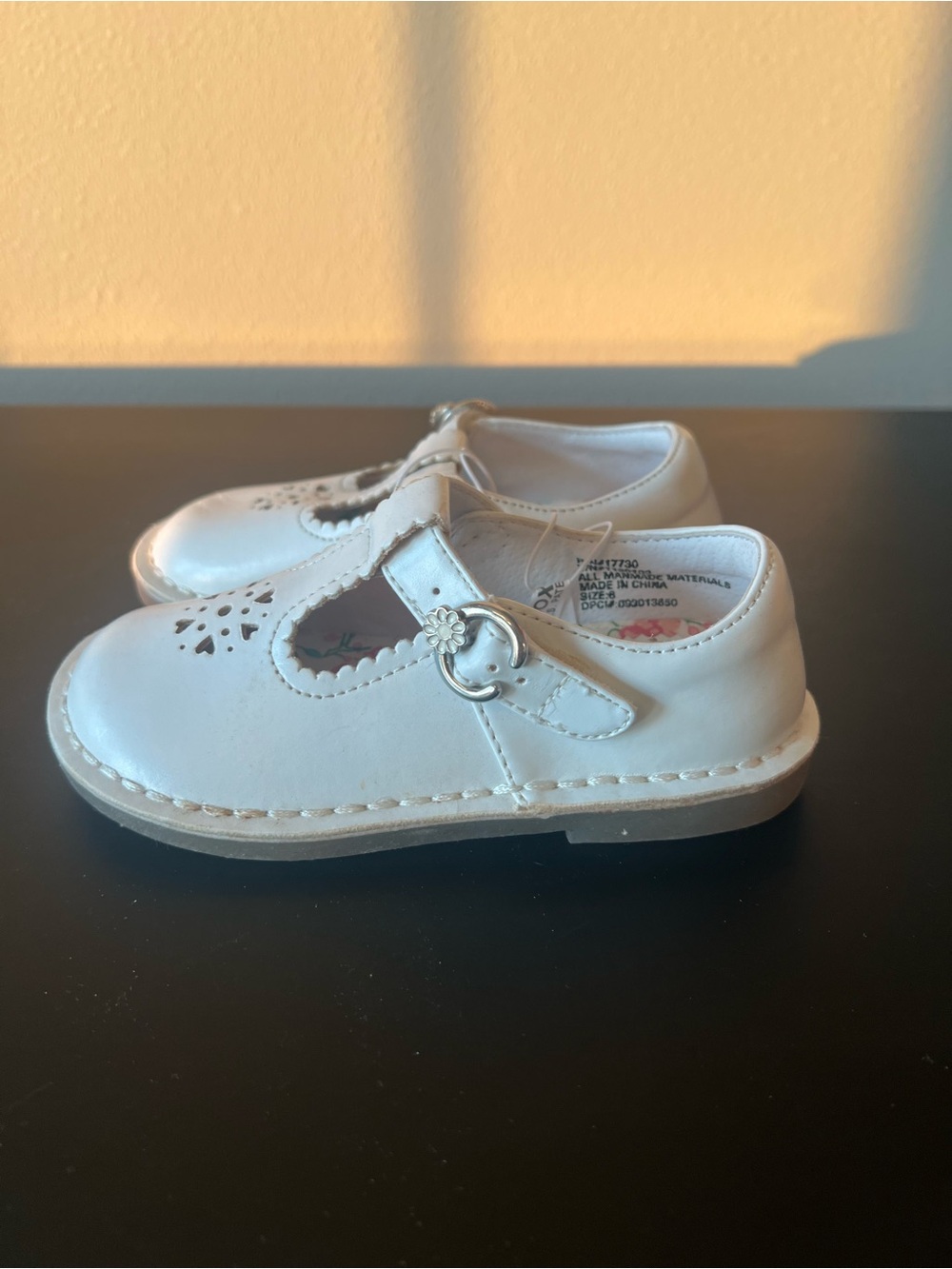 Cherokee Toddler Girl White T-Strap Floral-Lined Mary Jane Walking Shoes Size 8 - Picture 3 of 3